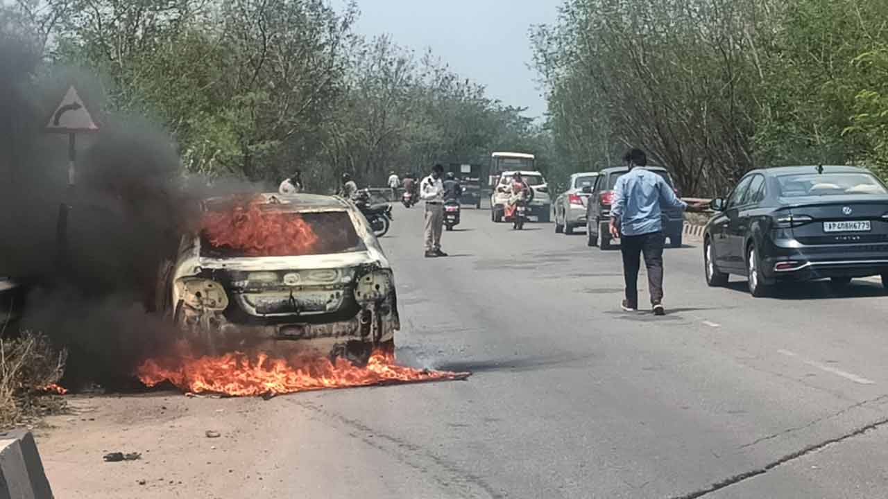Car | వేగంగా వెళ్తున్న‌ కారులో చెల‌రేగిన మంట‌లు