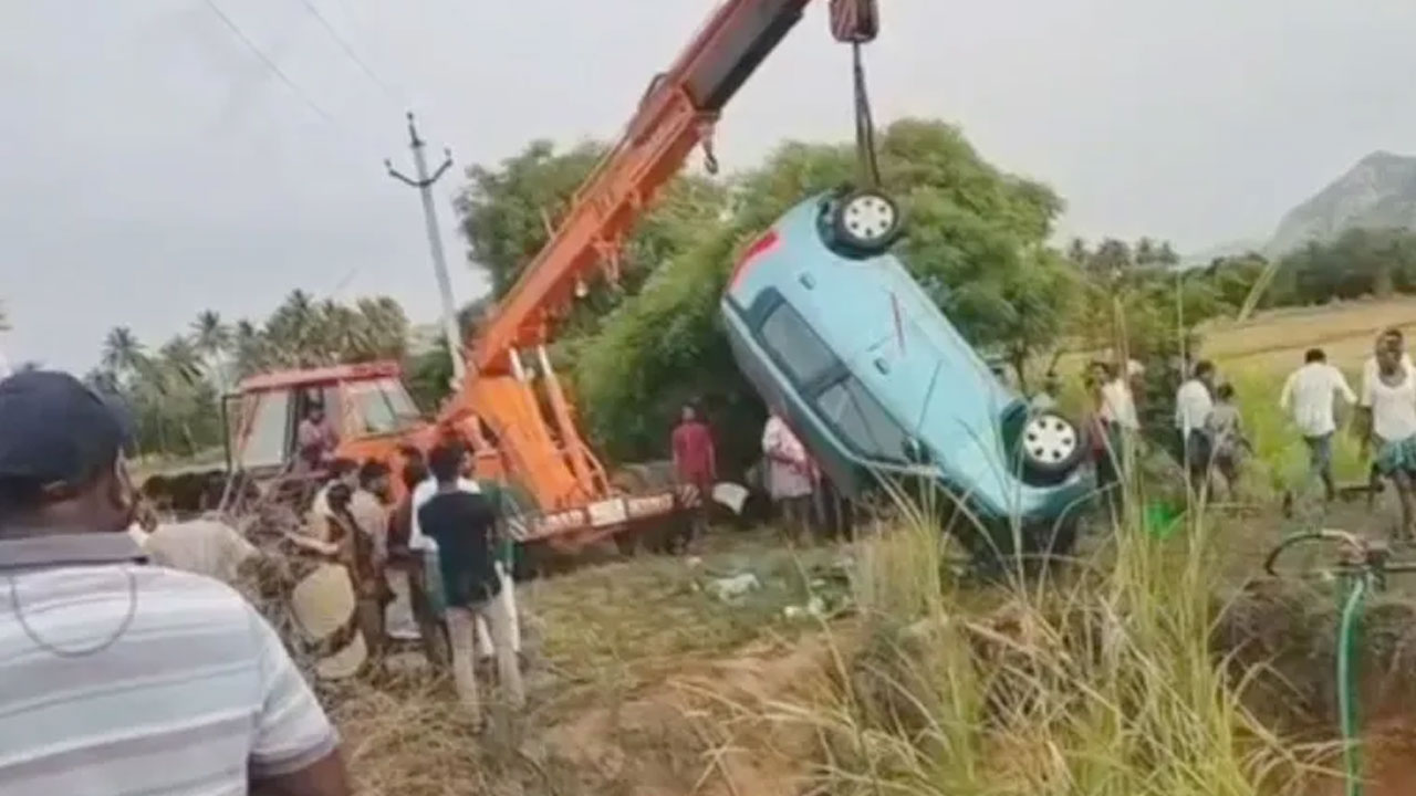 Road Accident | బావిలోకి దూసుకెళ్లిన కారు.. ముగ్గురు దుర్మరణం