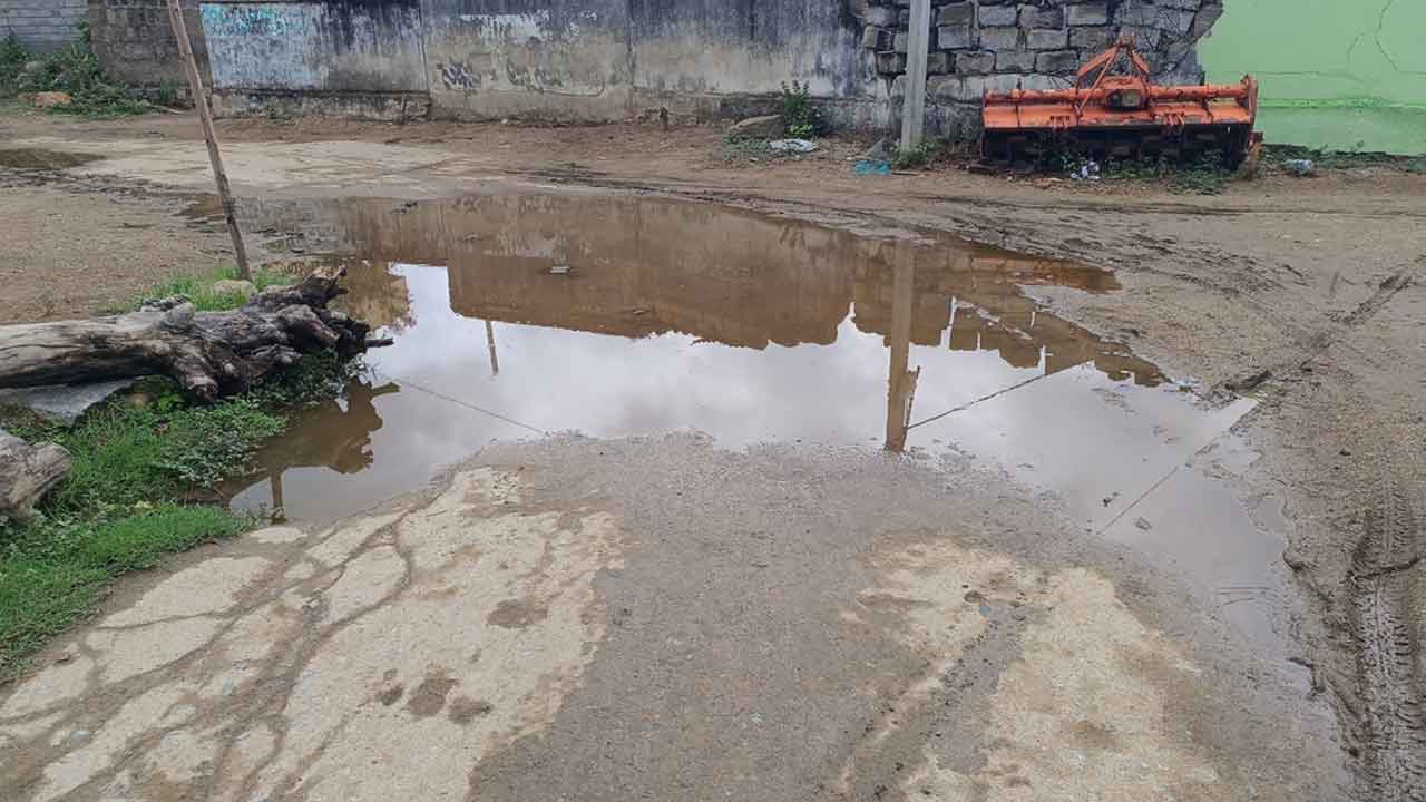 CC roads | సీసి రోడ్డుపై బురద నీరు.. ఇబ్బందులు పడుతున్న ప్రజలు