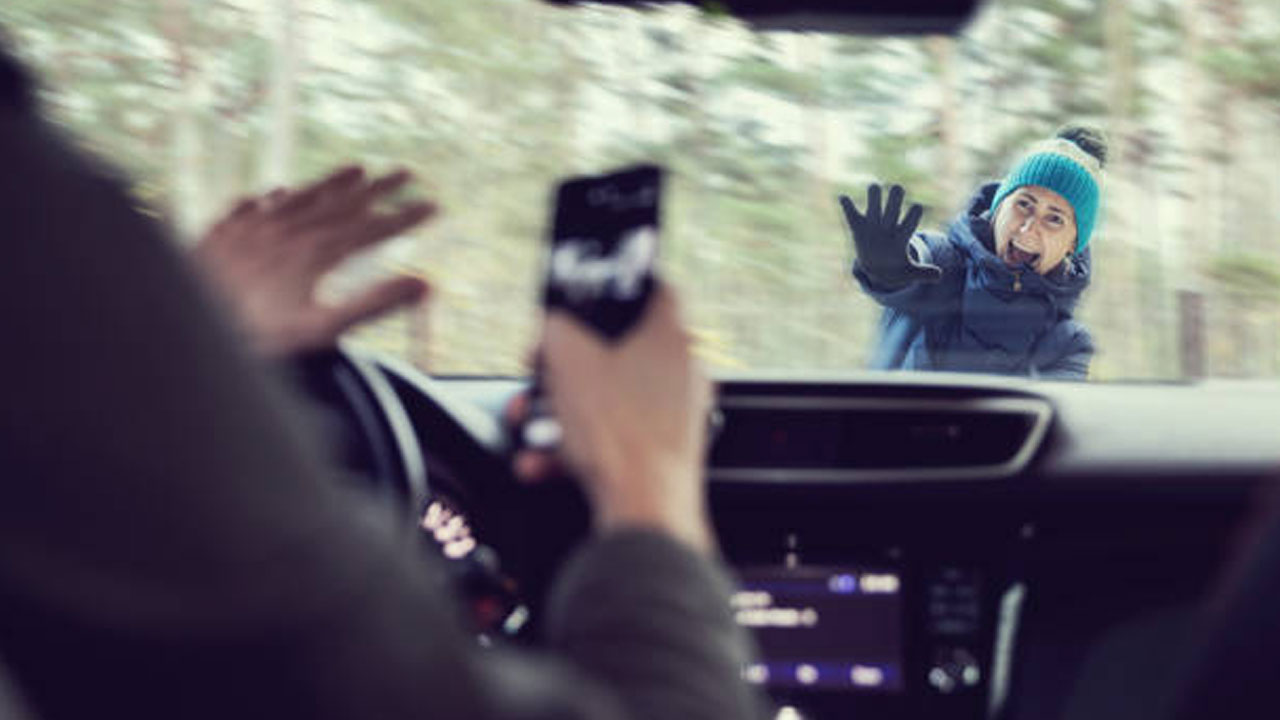 Cellphone | ప్రాణాంతక సెల్‌.. ఫోన్‌ మాట్లాడుతూ, మ్యూజిక్‌ వింటూ డ్రైవింగ్‌ చేస్తున్న యువత