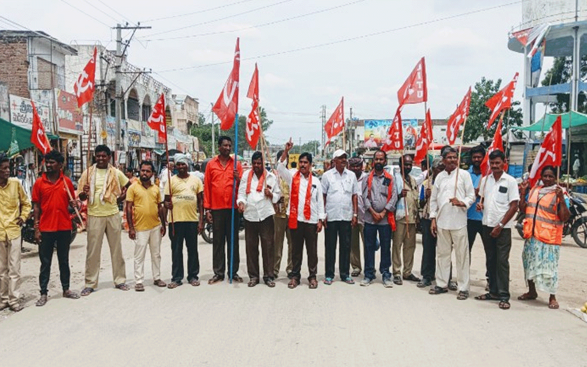 Chandur : లేబర్ కోడ్స్ రద్దు చేసే వరకు కార్మిక పోరాటాలు ఆగ‌వు : చినపాక లక్ష్మీనారాయణ