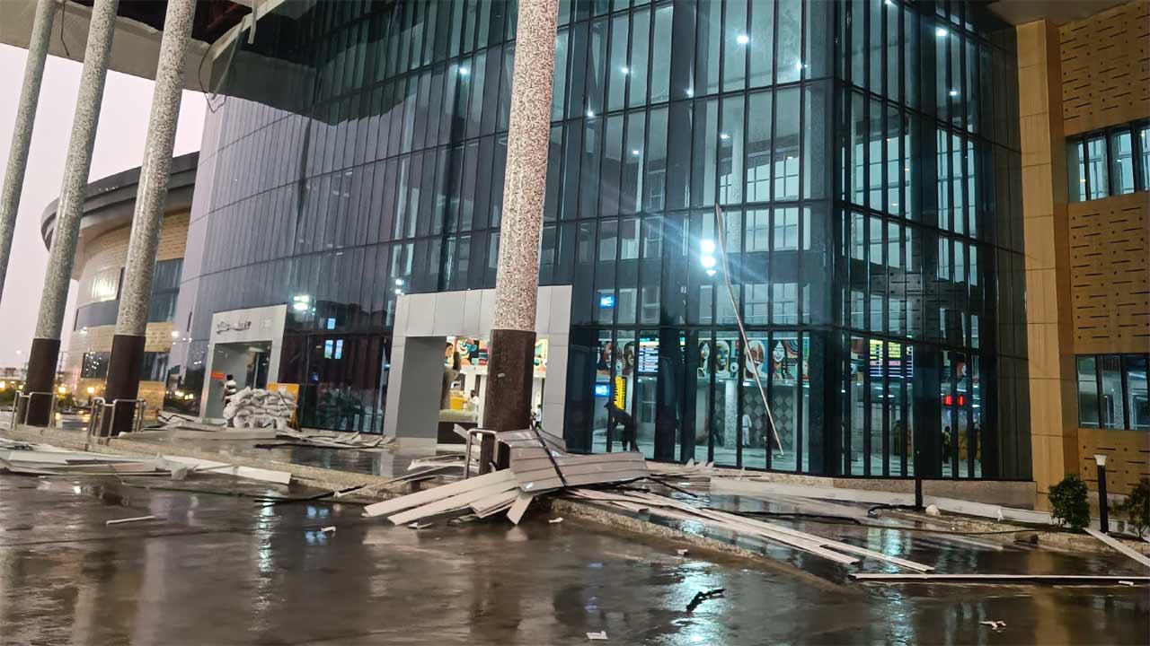 చర్లపల్లి రైల్వే టెర్మినల్‌ వద్ద తప్పిన ప్రమాదం.. గాలిదుమారానికి కూలిన ప్రవేశ ద్వారం రేకులు