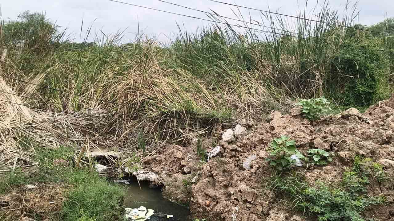 cheeriyal Double Bed Room homes | చీర్యాల్‌ డబుల్‌ బెడ్‌ రూం కాలనీ రోడ్లపై మురుగు నీరు.. కాలనీ వాసుల అవస్థలు