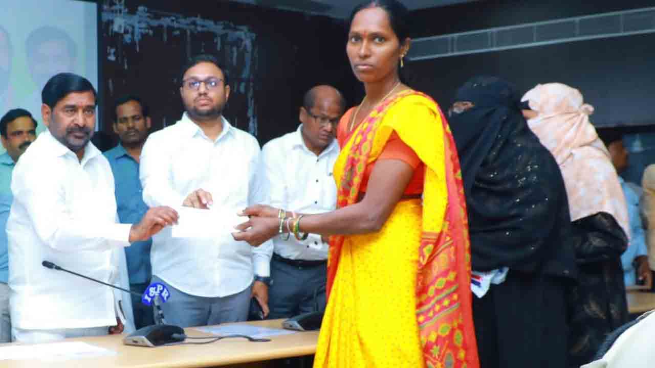 తులం బంగారం ఎప్పుడిస్తారో?