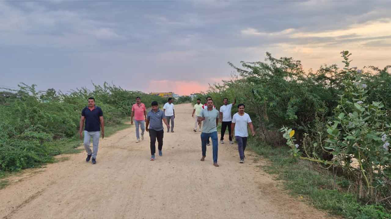 Cheryala | పెద్ద చెరువు కట్ట పై పెరిగిన మురికి తుమ్మలు.. ఇబ్బంది పడుతున్న వాకర్స్‌