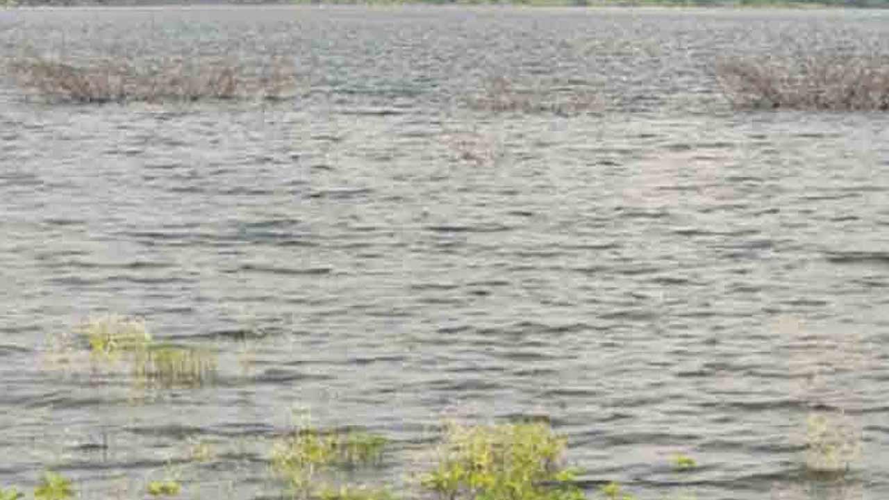 మహబూబ్‌కుంట చెరువులో ఫెన్సింగ్.. చోద్యం చూస్తున్న అధికార గణం