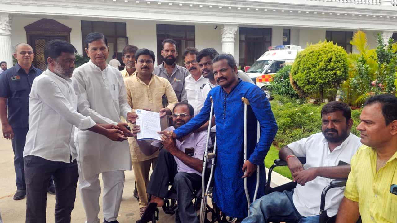 పూజారిని గాయపరిచిన వారిని శిక్షించండి.. రాష్ట్ర ప్రణాళిక సంఘం ఉపాధ్యక్షుడికి వినతిపత్రం