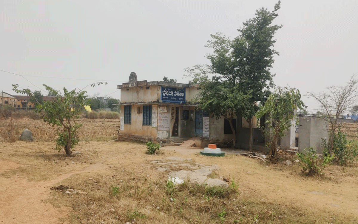 Nereducherla : చింతబండ ప్రాథ‌మిక పాఠ‌శాల‌కు ప్ర‌హ‌రీ నిర్మించాలి