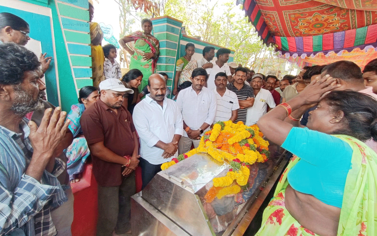 Kattangur : బాల సైదులుకు మాజీ ఎమ్మెల్యే చిరుమర్తి నివాళి