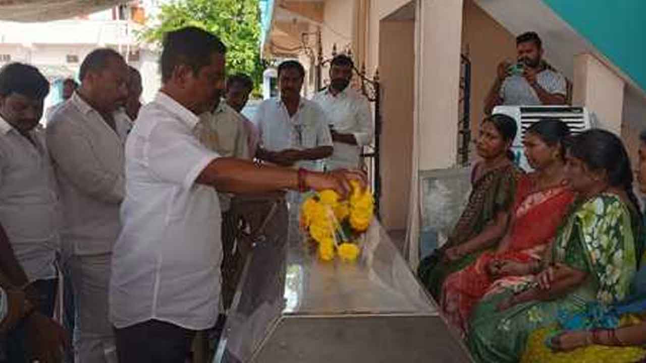 Chittem Rammohan Reddy | వెంకటస్వామికి నివాళ్లు అర్పించిన మాజీ ఎమ్మెల్యే చిట్టెం రామ్మోహన్ రెడ్డి