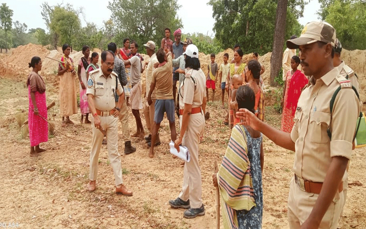 Chunchupalle : ఫారెస్ట్ అధికారులపై గుత్తికోయలు దాడికి య‌త్నం