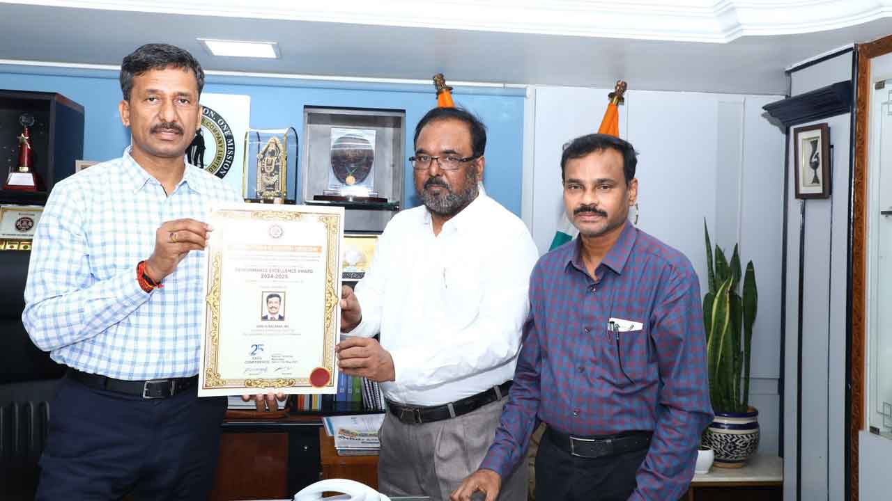 సింగరేణి సీఎండీ బలరాంకు.. ఐఐఐఈ పెర్ఫార్మెన్స్‌ ఎక్స్‌లెన్స్‌ పురస్కారం