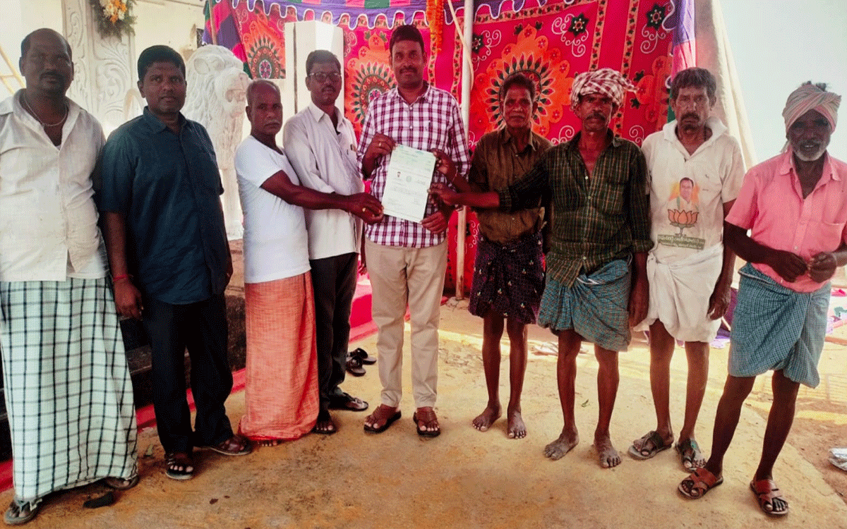 Munugode : ర‌త్తిప‌ల్లిలో ల‌బ్ధిదారుడికి సీఎంఆర్ఎఫ్ చెక్కు అంద‌జేత‌