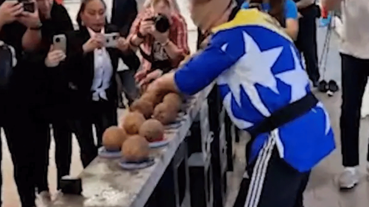 Coconuts Smashed: క‌ళ్లు మూసుకుని.. ఒంటి చేతితో.. నిమిషంలో 48 కొబ్బ‌రికాయ‌లు ప‌గుల‌గొట్టాడు.. వీడియో