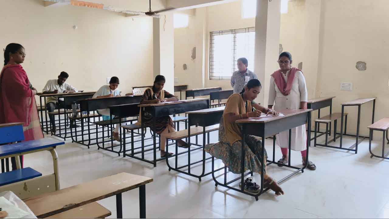 Degree exams | కాలేజీ యాజమాన్యం నిర్లక్ష్యం.. రెండు గంటల ఆలస్యంగా పరీక్షలు