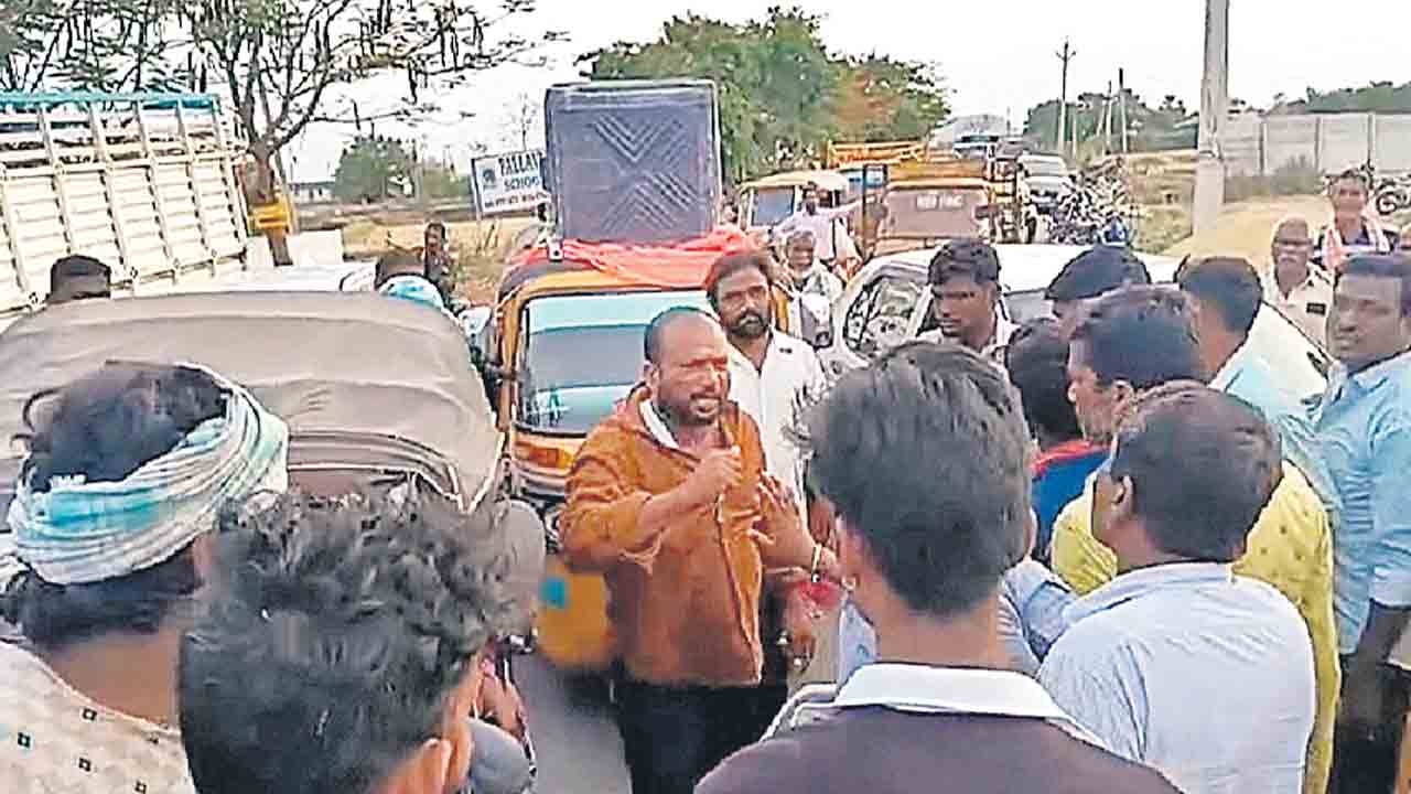 ధర్నా చేస్తున్న రైతులపై కాంగ్రెస్‌ నేత దౌర్జన్యం