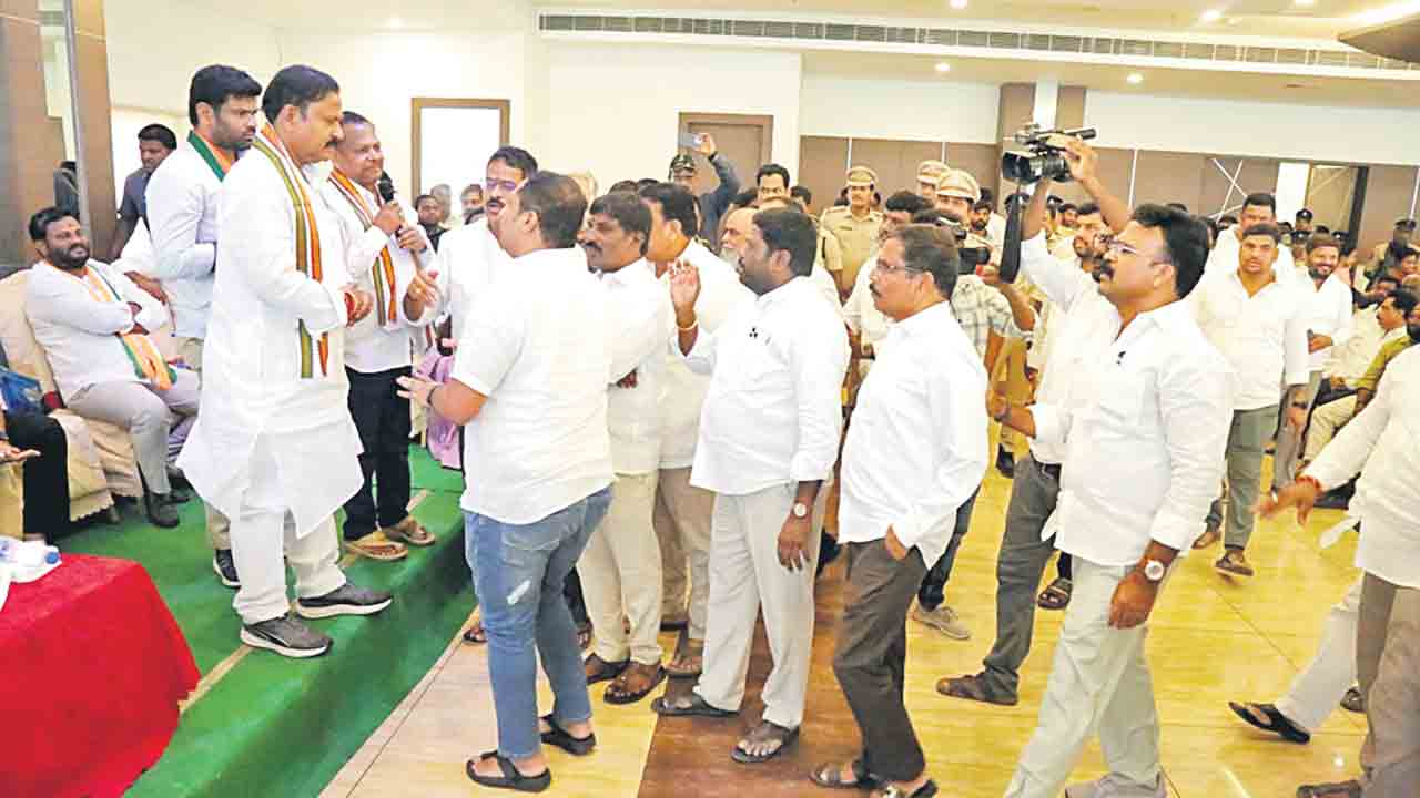 కాంగ్రెస్‌లో ఇందిరమ్మ కమిటీల రచ్చ