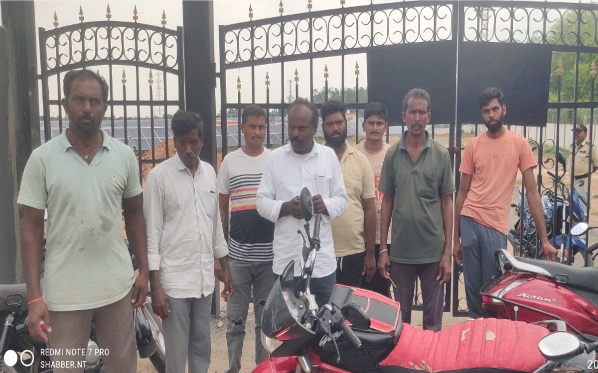 Ramavaram : పని చేయించుకుని జీతం ఇవ్వ‌డం లేద‌ని కాంట్రాక్ట్ కార్మికుల ధ‌ర్నా