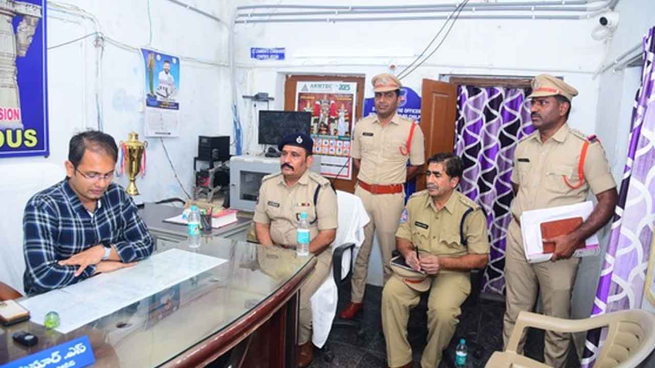 CP Sunpreet Singh | చిల్పూర్ పోలీస్ స్టేషన్ ను ఆకస్మికంగా సందర్శించిన సీపీ సన్ ప్రీత్ సింగ్