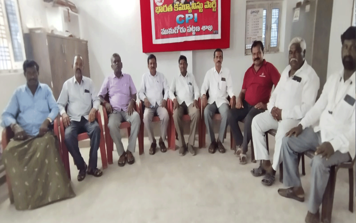 Munugode : పంచాయ‌తీ కార్యదర్శులపై వేధింపులు మానుకోవాలి : బోలుగురి నరసింహ