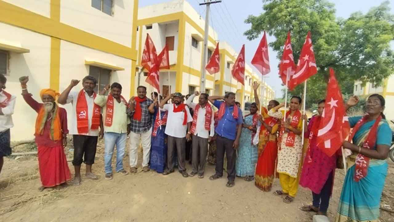Double bedroom houses | డబుల్ బెడ్ రూమ్ ఇండ్లను పేదలకు పంపిణీ చేయాలని సీపీఎం ధర్నా