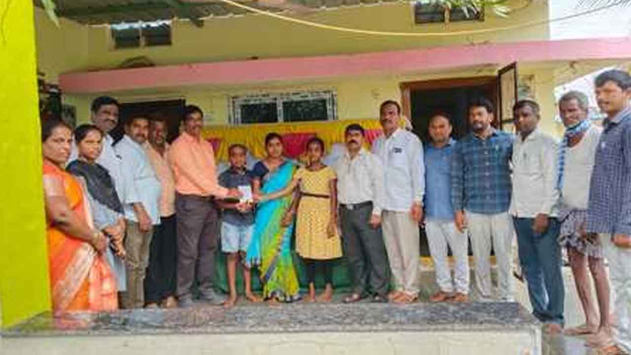 Duggondi | సీఆర్‌పీ భాస్కర్ కుటుంబానికి ఆర్థిక సహాయం అందజేత