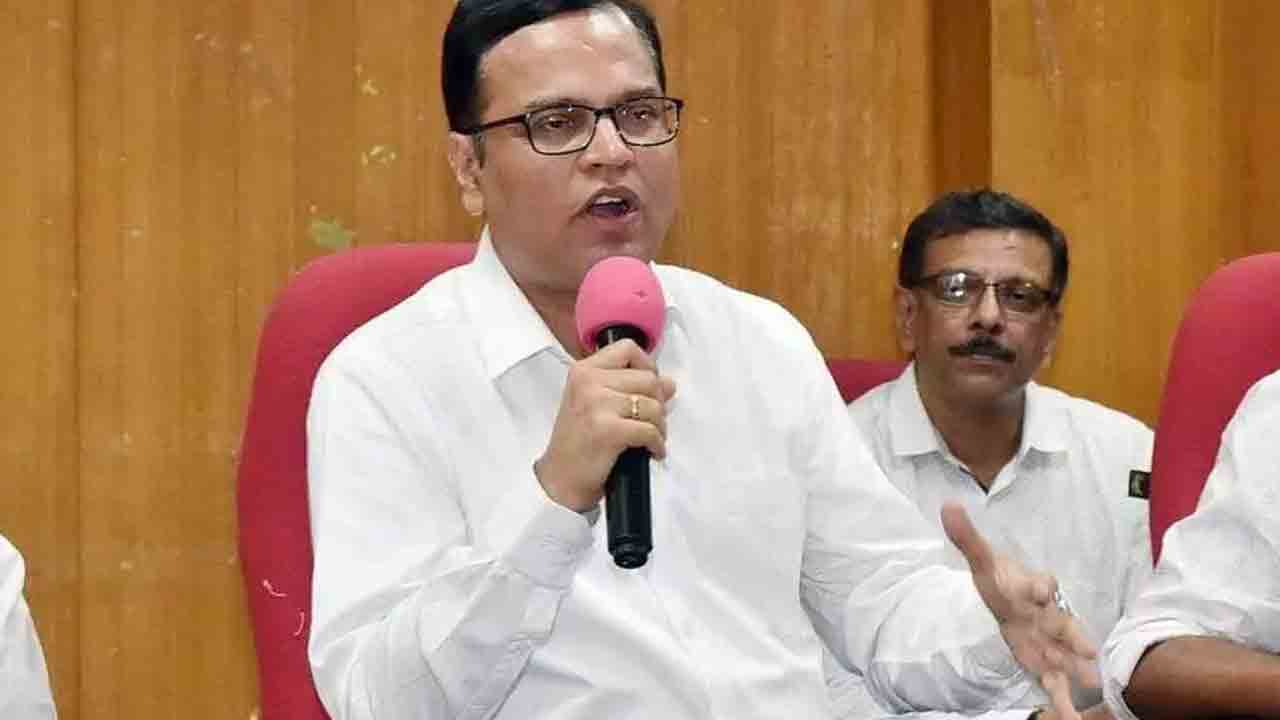 CS Ramakrishna Rao | అధికారులు.. స్థాయిని దిగజార్చుకోవద్దు