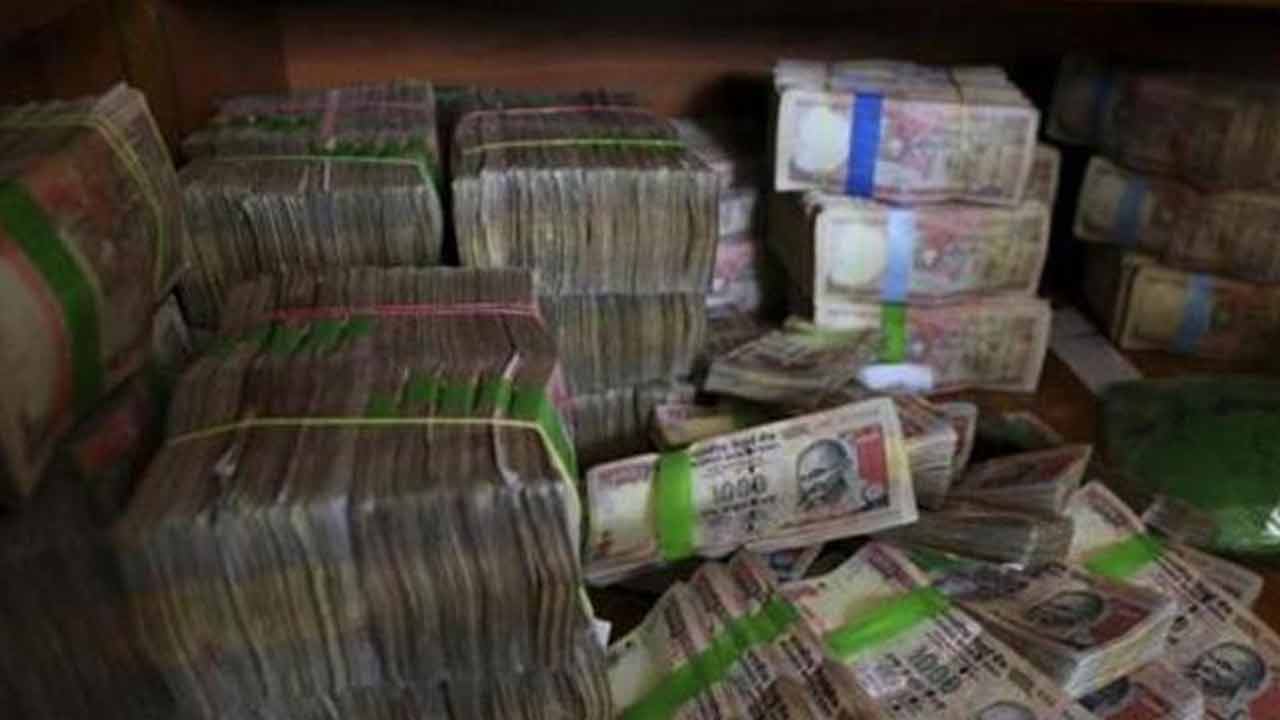 Old Currency | రద్దయిన పాత నోట్లను మార్చేందుకు యత్నిస్తున్న ముఠా.. భారీగా పట్టుబడ్డ నగదు