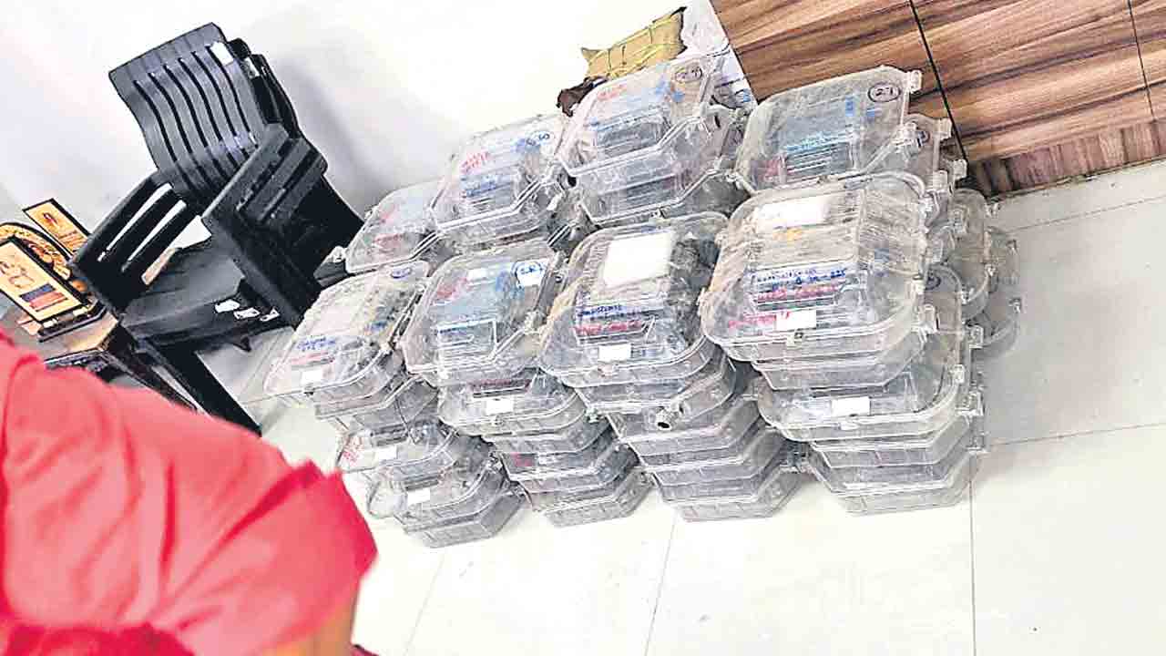 SPDCL | కరెంట్‌ మీటర్ల గోల్‌మాల్‌.. మొన్న 30.. ఇవాళ 42!