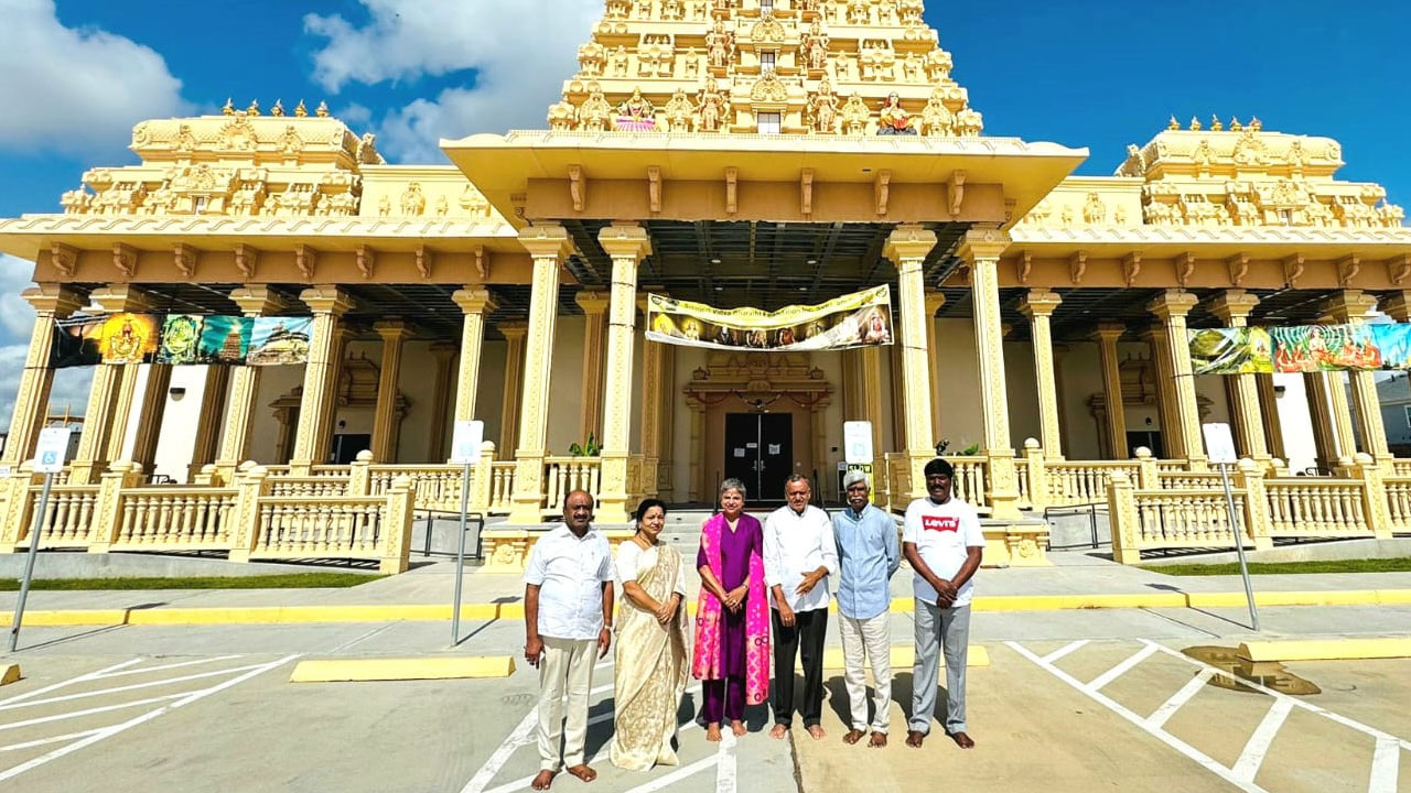 BRS | హ్యూస్టన్‌లో ఆలయాలను దర్శించుకున్న మాజీ ఎమ్మెల్యేలు