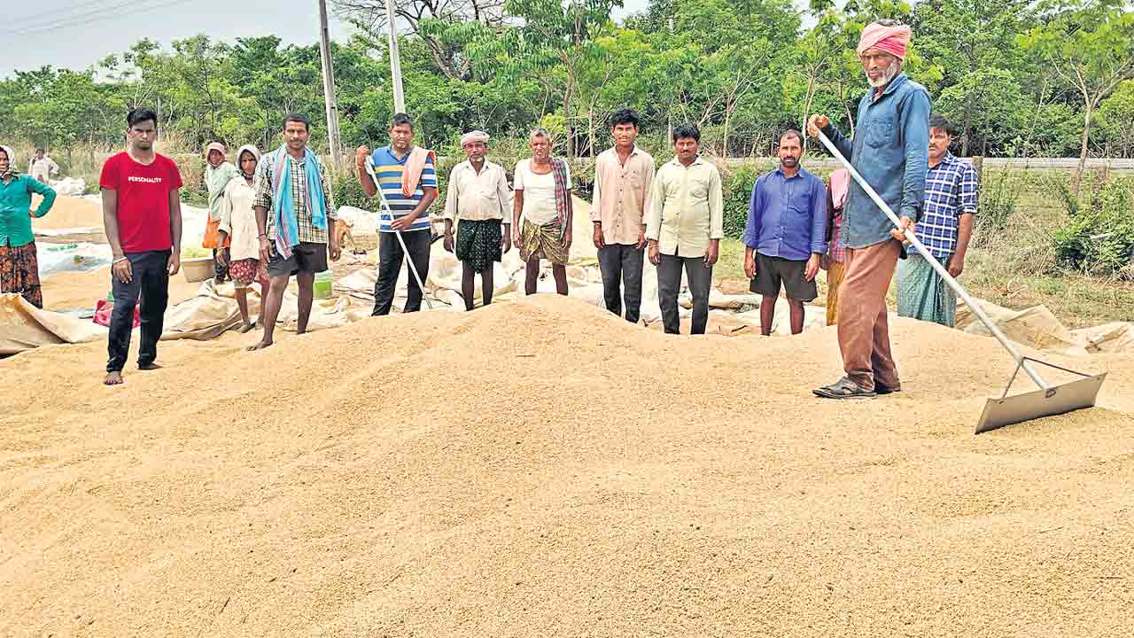 మిల్లర్ల దోపిడీపై రైతుల ఆందోళన