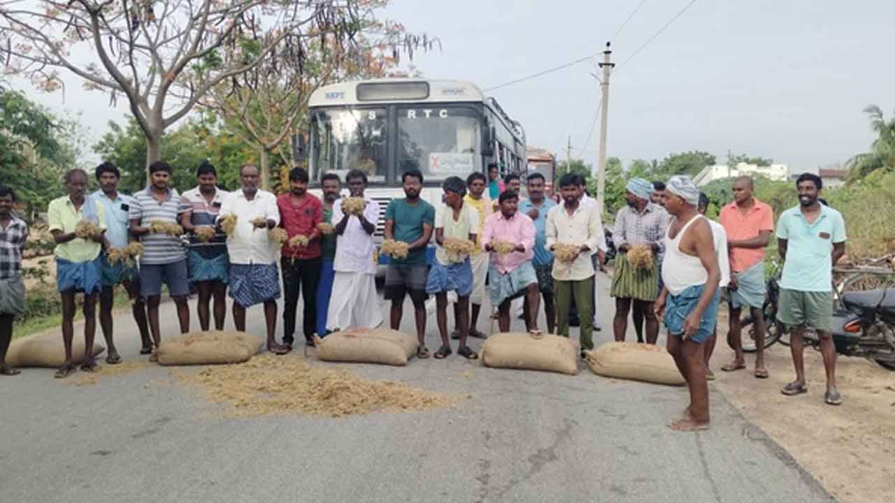 Farmers protest | ధాన్యం కొనుగోలు చేయాలని రోడ్డుపై రైతుల ఆందోళన