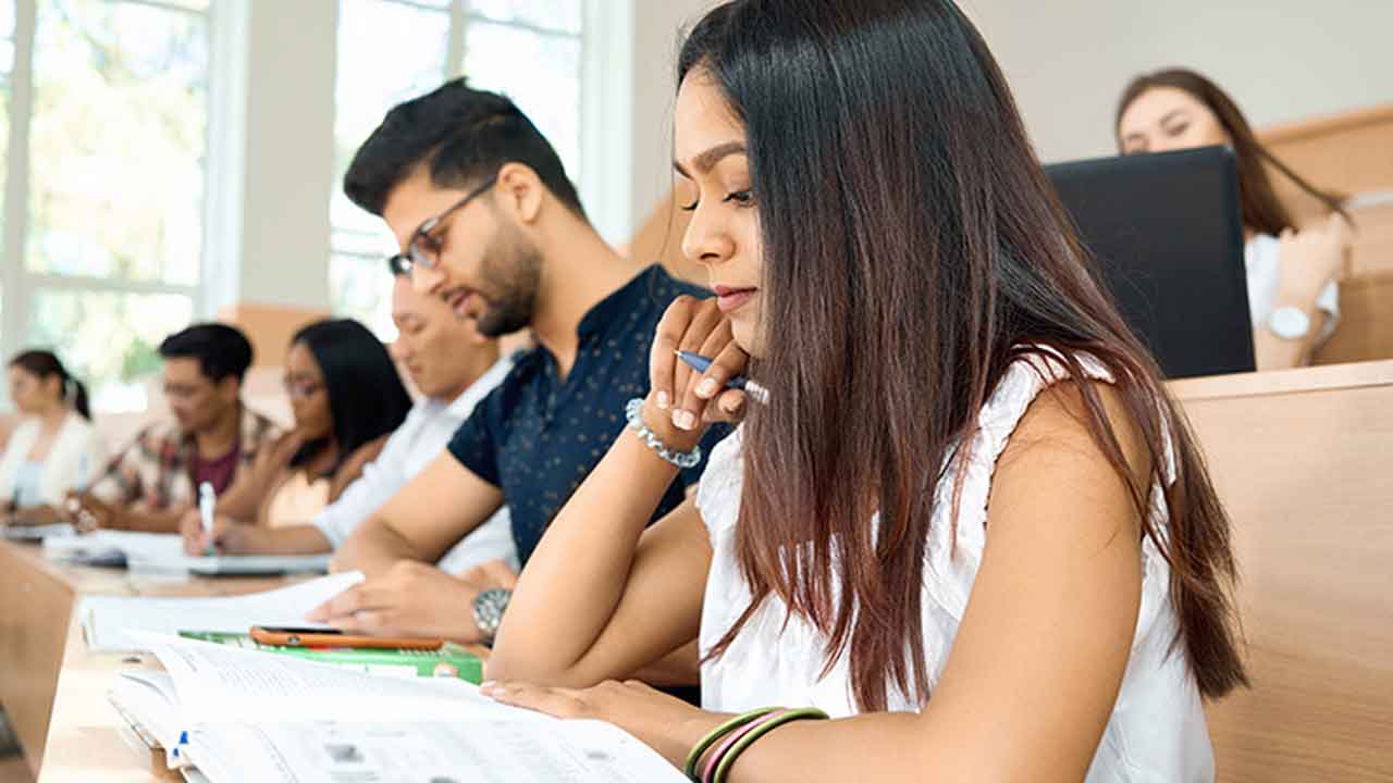 డిగ్రీలో 142 క్రెడిట్లు