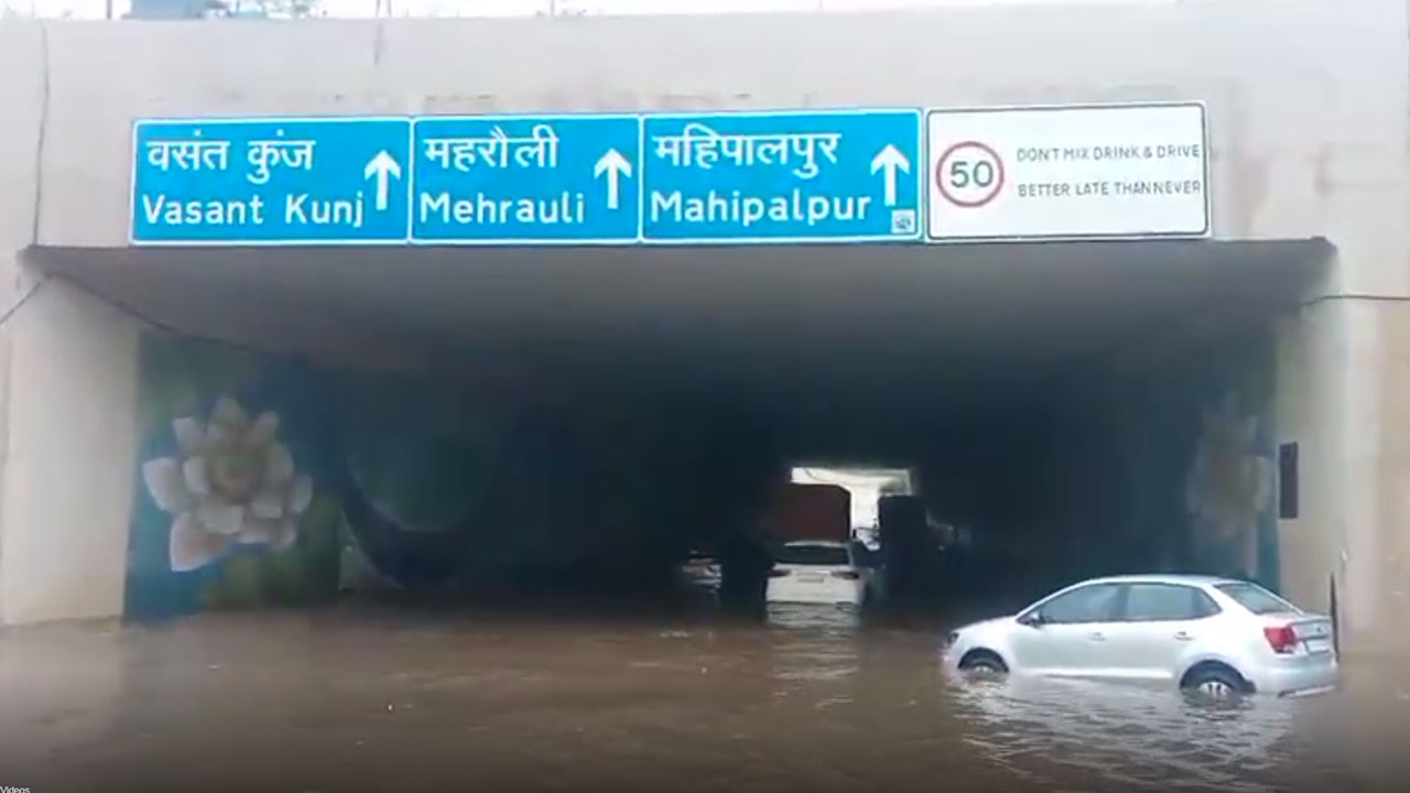 Delhi | ఢిల్లీలో దంచికొట్టిన వాన.. జలమయమైన నగరం, నిలిచిన 100కి పైగా విమానాలు