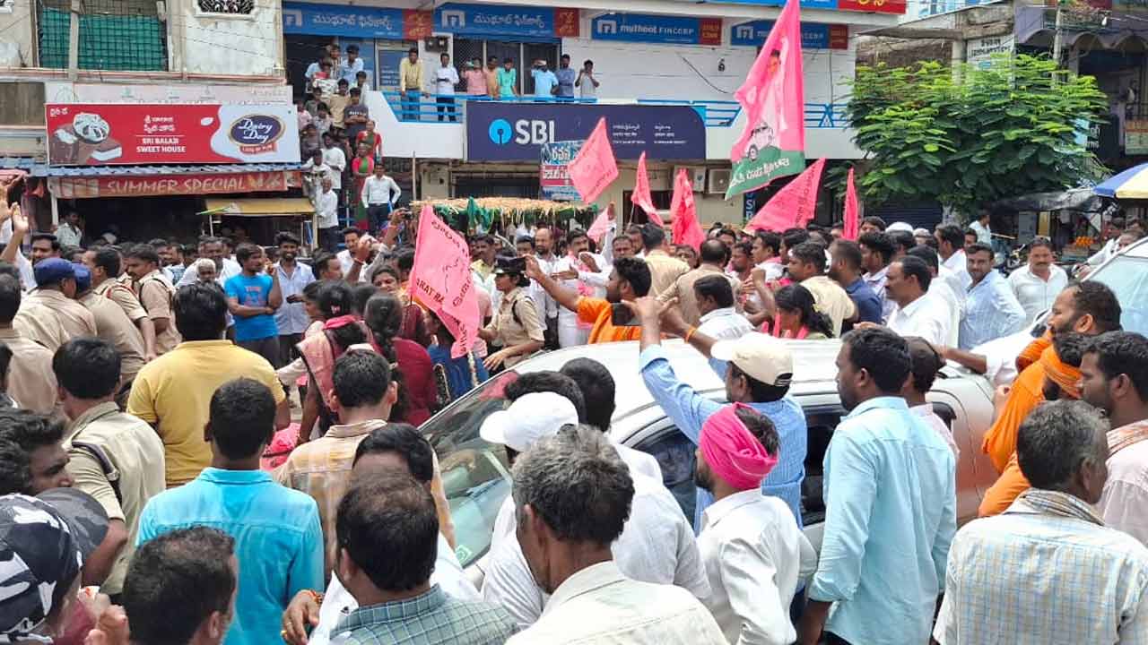 BRS Party | ధ‌ర్మారంలో తీవ్ర ఉద్రిక్త‌త‌.. బీఆర్ఎస్ నాయ‌కుల‌పై కాంగ్రెస్ నేత‌లు దాడికి య‌త్నం