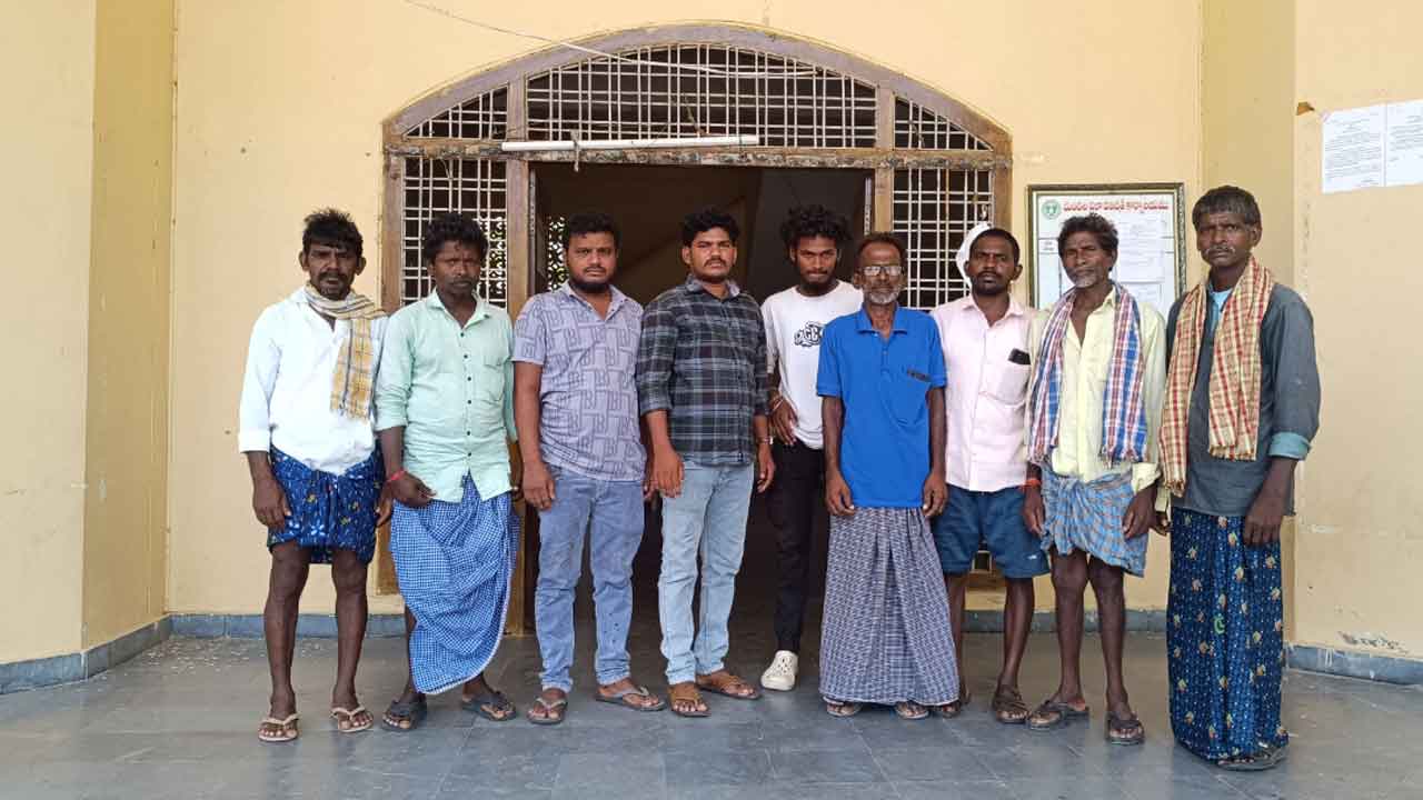 Indiramma houses | అర్హులకు ఇందిరమ్మ ఇండ్లు ఇవ్వాలని ఎంపీడీవో కార్యాలయం ఎదుట ధర్నా