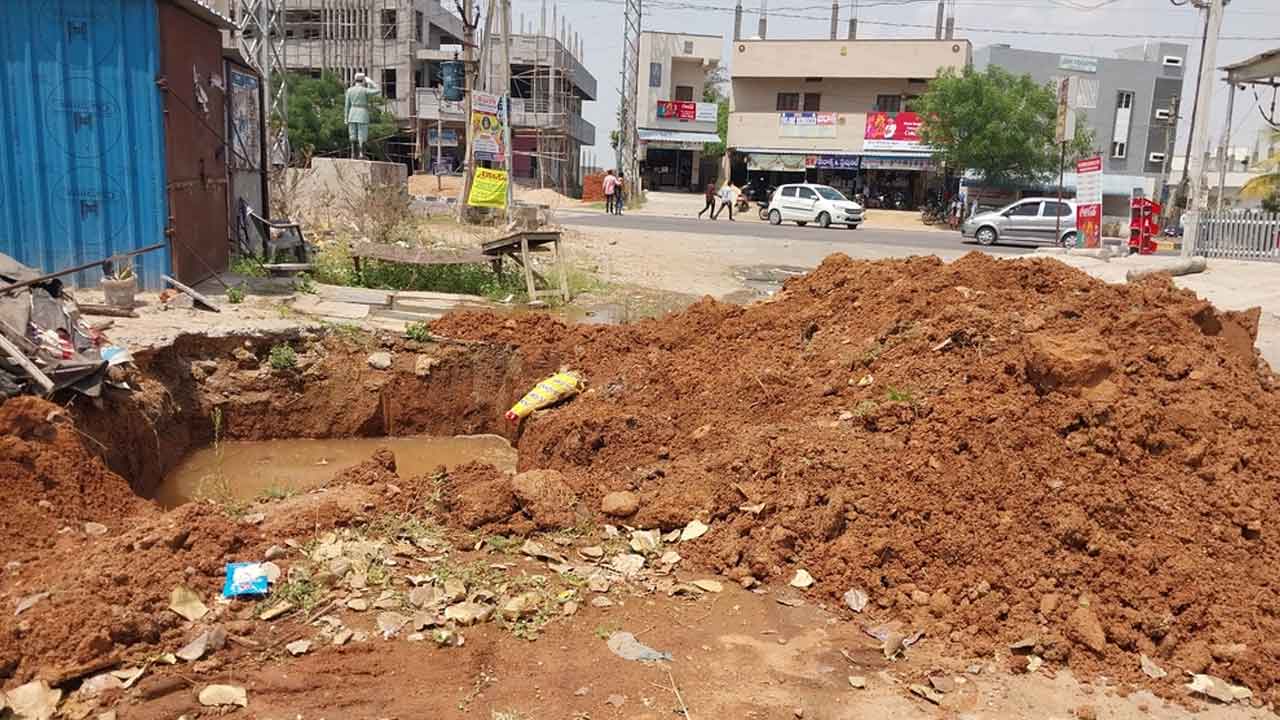 Karimnagar | గుంత తవ్వి వదిలేసిన అధికారులు.. ఇబ్బందులు పడుతున్న ప్రజలు