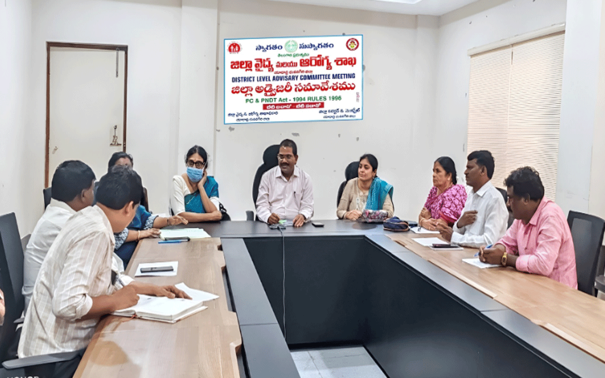 Bhuvanagiri Urban : రికార్డుల నిర్వహణ సరిగ్గా ఉండాలి : డీఎంహెచ్ఓ మనోహర్