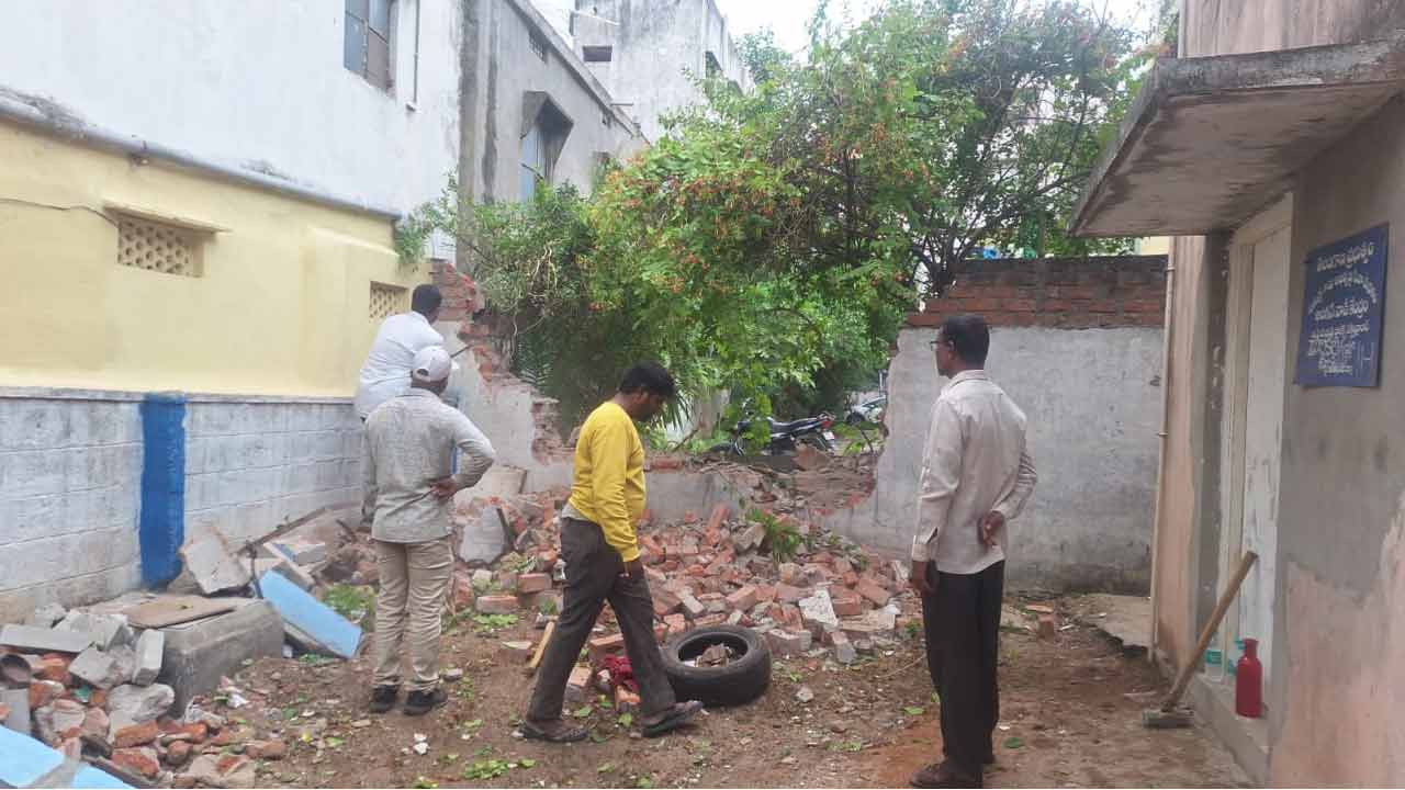 Hyderabad | దూద్ బావి పాఠశాలకు దారి క్లియర్.. ప్ర‌ధానోపాధ్యాయుడి శాంతియుత దీక్ష‌తో స్పందించిన ప్ర‌భుత్వం
