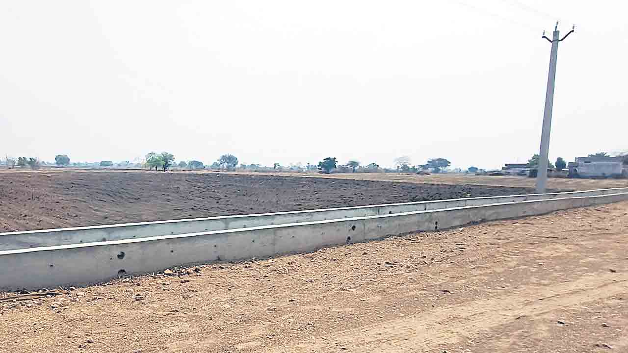 తోవ బంద్‌.. రహదారికి ఇరువైపులా కాలువలు