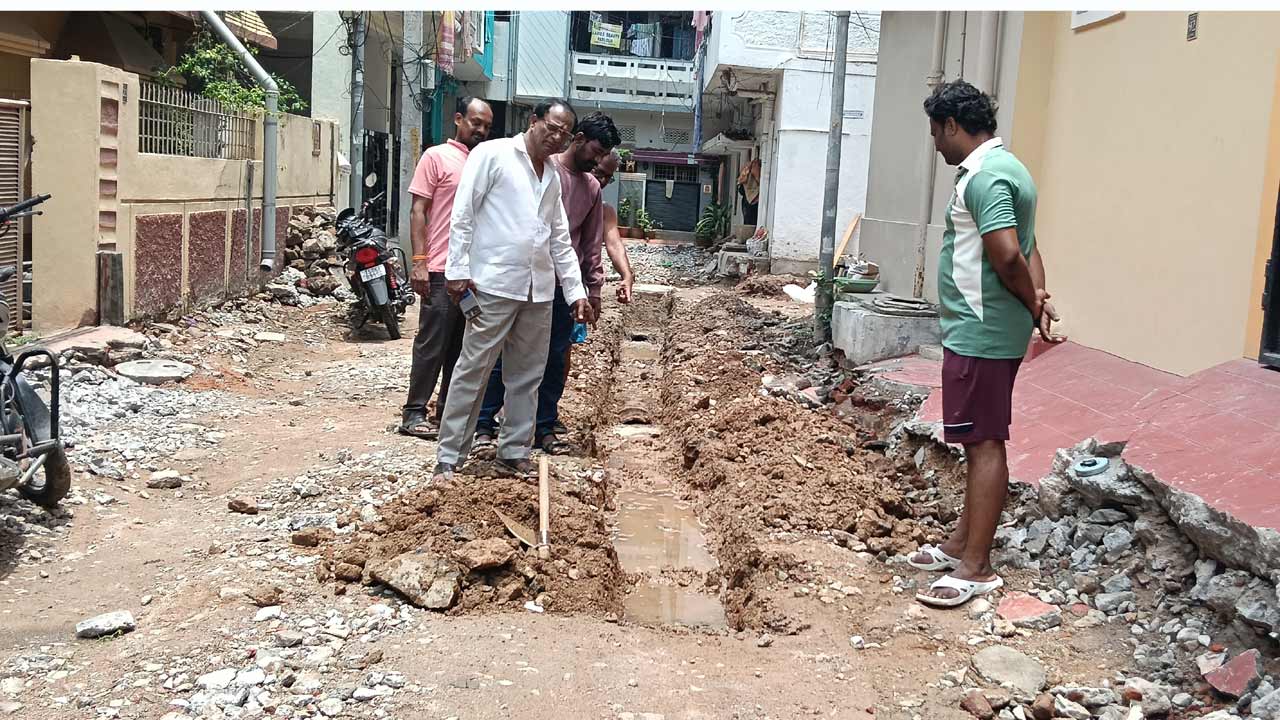 bagh amberpet | కాంట్రాక్టర్‌ నిర్లక్ష్యం.. రెండు నెలలకే పగిలిన డ్రైనేజీ పైపులు