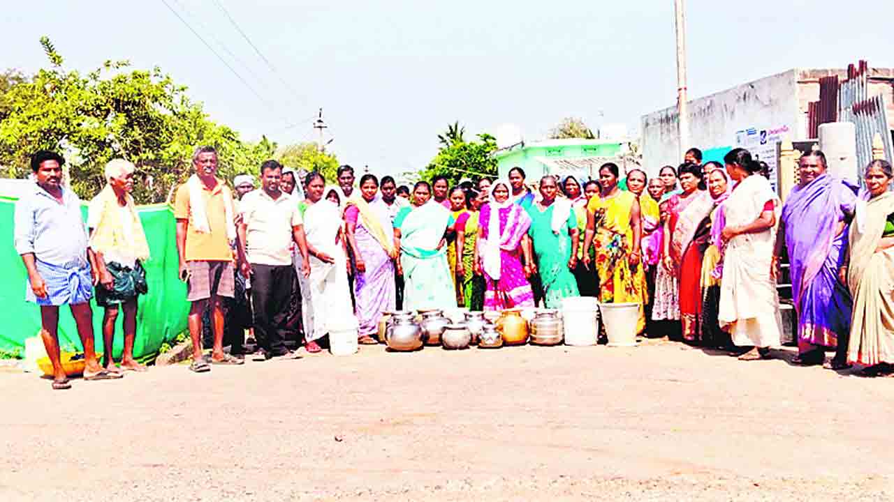 పల్లెల్లో తాగునీటి కష్టాలు