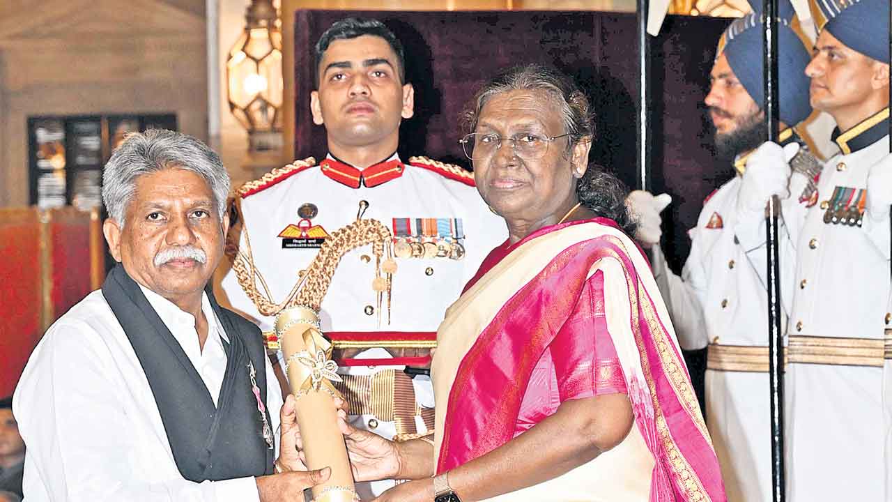 మందకృష్ణకు పద్మశ్రీ ప్రదానం
