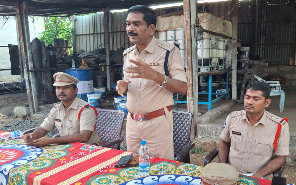 Chunchupalli : మద్యం సేవించి లారీలు నడుపుతూ పట్టుపడితే కఠిన చర్యలు : డీఎస్పీ రెహమాన్