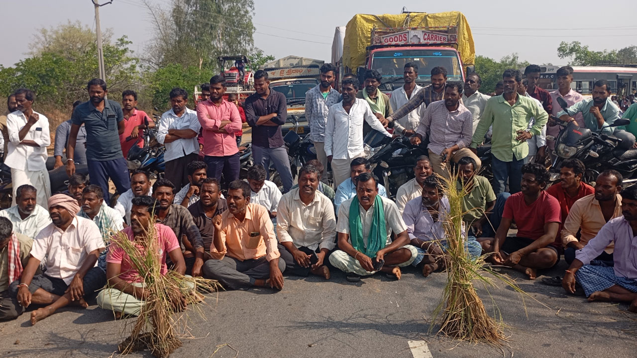 Siddipet | వడగండ్ల వానతో నష్టపోయిన రైతులను ఆదుకోవాలి.. రాయపోల్‌లో రోడ్డెక్కిన అన్నదాతలు