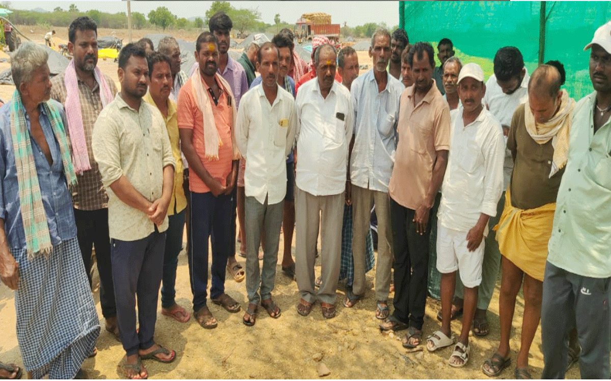 Rajapet : ఏఈఓ ప్రీణీత‌ను విధుల్లోకి తీసుకోవాల‌ని రైతుల నిర‌స‌న