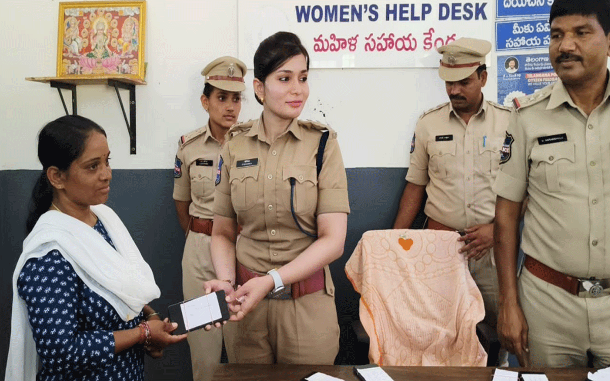 ASP Maunika : చోరీకి గురైన మొబైల్ ఫోన్ల రికవరీ.. బాధితులకు అప్పగింత