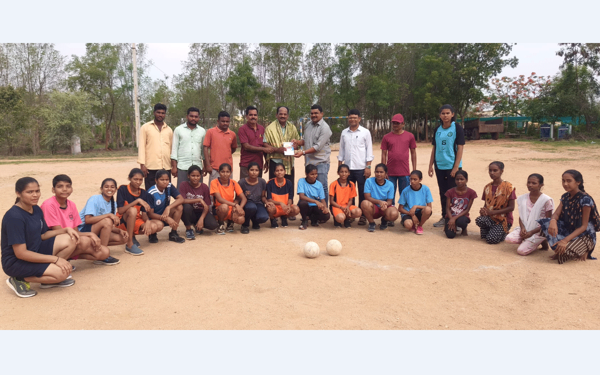 Nakrekal : హ్యాండ్‌బాల్ పోటీల్లో న‌ల్ల‌గొండ‌ను ప్ర‌థ‌మ స్థానంలో నిలుపాలి : డీవైఎస్ఓ నర్సిరెడ్డి