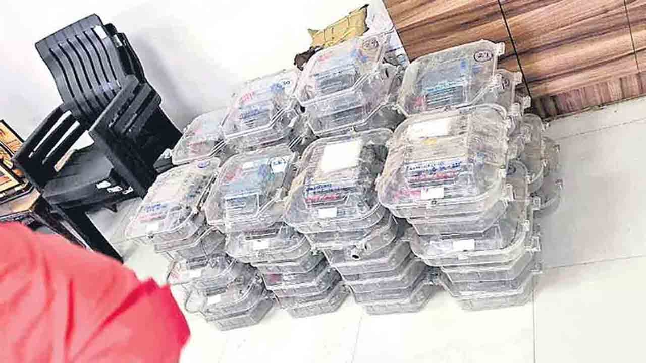 Electricity Department | మీటర్ల గోల్‌మాల్‌.. అధికారుల సస్పెన్షన్‌