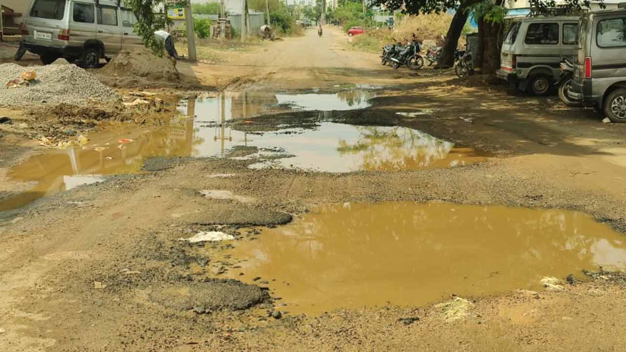 Parigi | మా ఊరి రోడ్డుకు మోక్షమెప్పుడో..? గుంతల రోడ్డుతో అవస్థలు పడుతున్న జనం